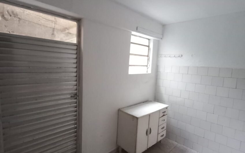 ALUGUEL – CASA DE 1 QUARTO (FUNDOS) – PRÓXIMO À ANTIGA FÁBRICA HAK- OLARIA – EM FRENTE À CRECHE ELZA MELHORANÇA