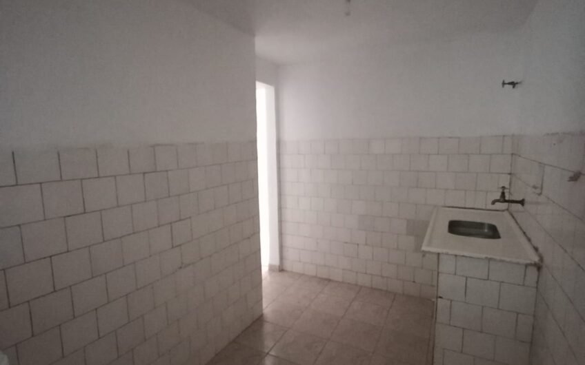 ALUGUEL – CASA DE 1 QUARTO (FUNDOS) – PRÓXIMO À ANTIGA FÁBRICA HAK- OLARIA – EM FRENTE À CRECHE ELZA MELHORANÇA