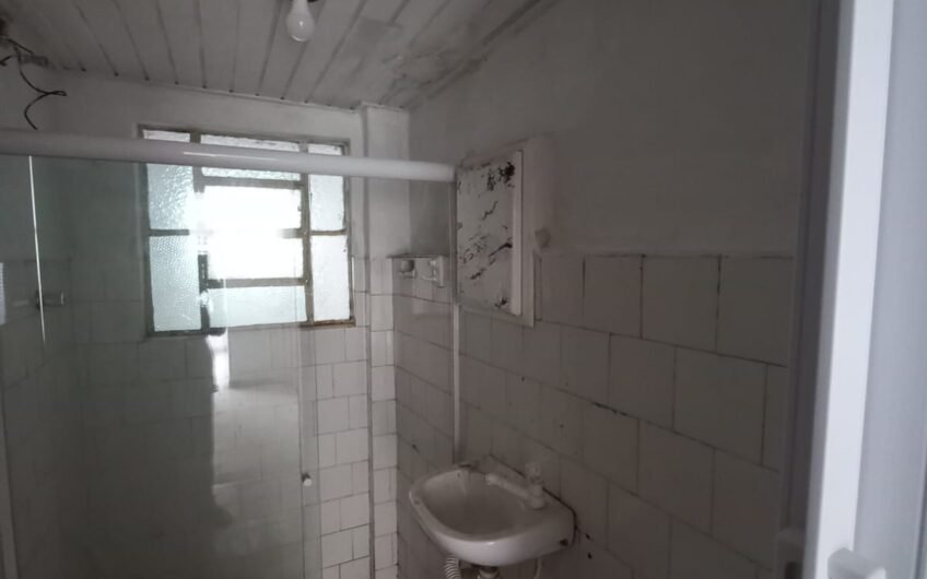 ALUGUEL – CASA DE 1 QUARTO (FUNDOS) – PRÓXIMO À ANTIGA FÁBRICA HAK- OLARIA – EM FRENTE À CRECHE ELZA MELHORANÇA