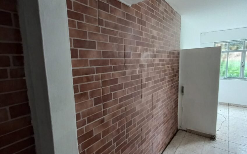 ALUGUEL – CASA DE 1 QUARTO (FUNDOS) – PRÓXIMO À ANTIGA FÁBRICA HAK- OLARIA – EM FRENTE À CRECHE ELZA MELHORANÇA