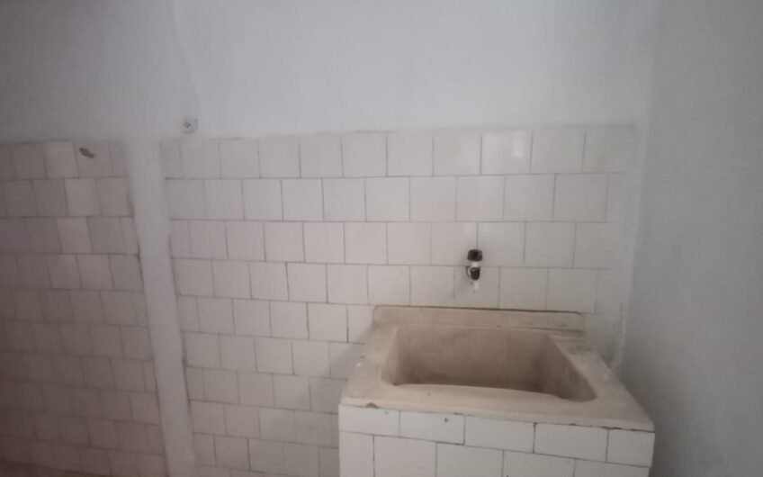 ALUGUEL – CASA DE 1 QUARTO (FUNDOS) – PRÓXIMO À ANTIGA FÁBRICA HAK- OLARIA – EM FRENTE À CRECHE ELZA MELHORANÇA