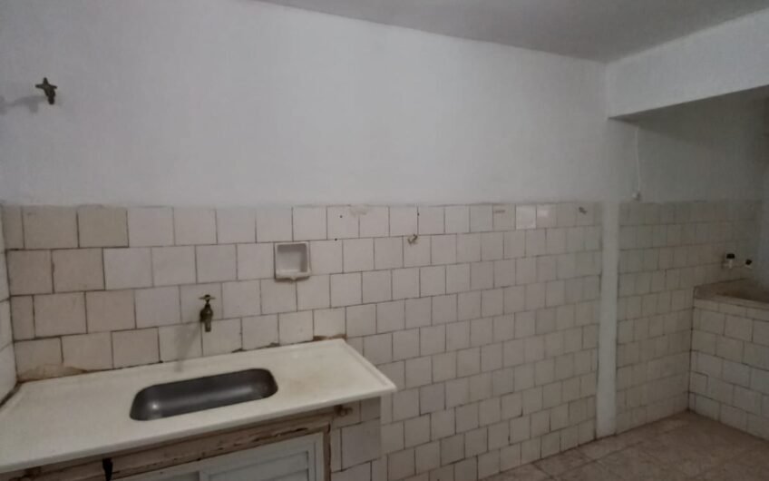 ALUGUEL – CASA DE 1 QUARTO (FUNDOS) – PRÓXIMO À ANTIGA FÁBRICA HAK- OLARIA – EM FRENTE À CRECHE ELZA MELHORANÇA