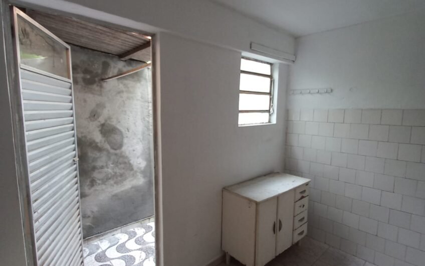 ALUGUEL – CASA DE 1 QUARTO (FUNDOS) – PRÓXIMO À ANTIGA FÁBRICA HAK- OLARIA – EM FRENTE À CRECHE ELZA MELHORANÇA