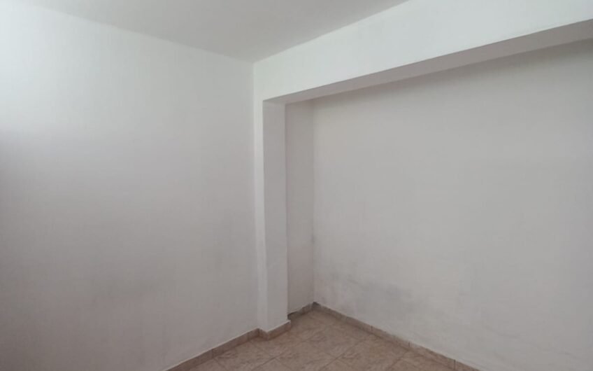 ALUGUEL – CASA DE 1 QUARTO (FUNDOS) – PRÓXIMO À ANTIGA FÁBRICA HAK- OLARIA – EM FRENTE À CRECHE ELZA MELHORANÇA