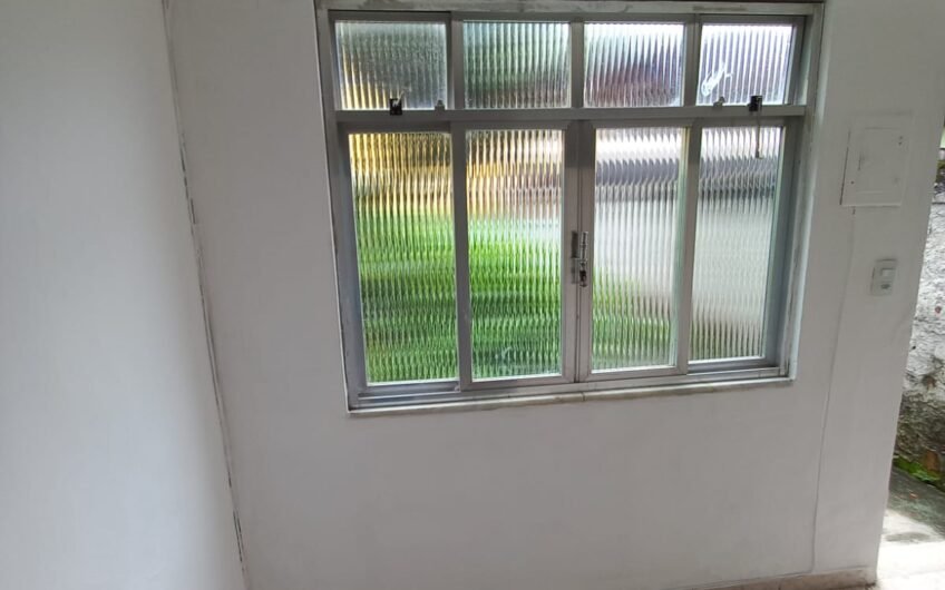 ALUGUEL – CASA DE 1 QUARTO (FUNDOS) – PRÓXIMO À ANTIGA FÁBRICA HAK- OLARIA – EM FRENTE À CRECHE ELZA MELHORANÇA