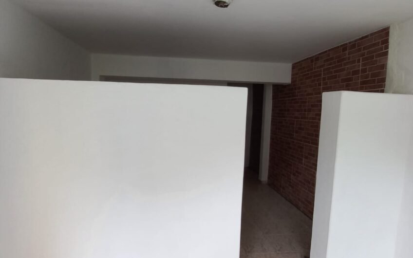 ALUGUEL – CASA DE 1 QUARTO (FUNDOS) – PRÓXIMO À ANTIGA FÁBRICA HAK- OLARIA – EM FRENTE À CRECHE ELZA MELHORANÇA