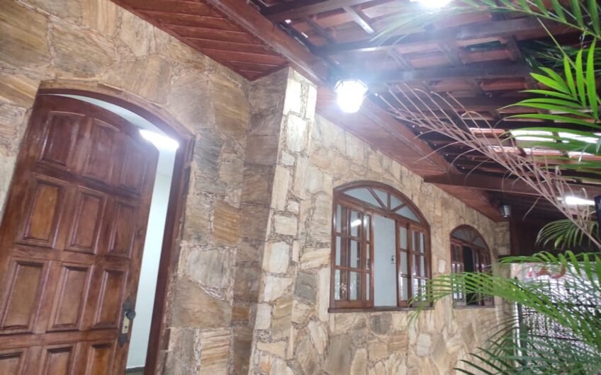 ALUGUEL – CASA PRAÇA 1º DE MAIO – OLARIA – COM 2 QUARTOS – SEM GARAGEM – EXCELENTE LOCALIZAÇÃO