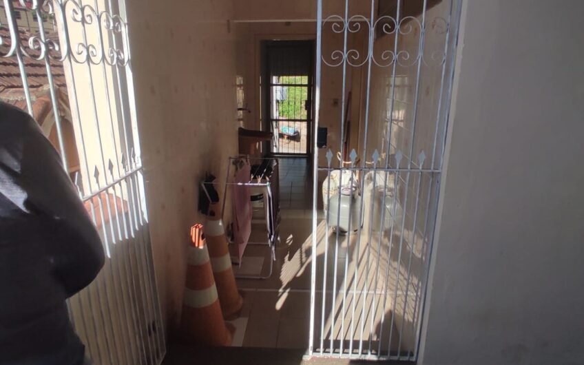 ALUGUEL – CASA RUA CEARÁ – OLARIA – COM 1 QUARTO, SALA, COZINHA, BANHEIRO, ÁREA DE SERVIÇO – SEM GARAGEM
