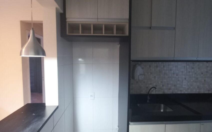 ALUGUEL – APARTAMENTO CONDOMÍNIO FECHADO -COM PLAYGROUND INFANTIL – 4º ANDAR – 2 QUARTOS – COM ESTACIONAMENTO – EXCELENTE LOCALIZAÇÃO