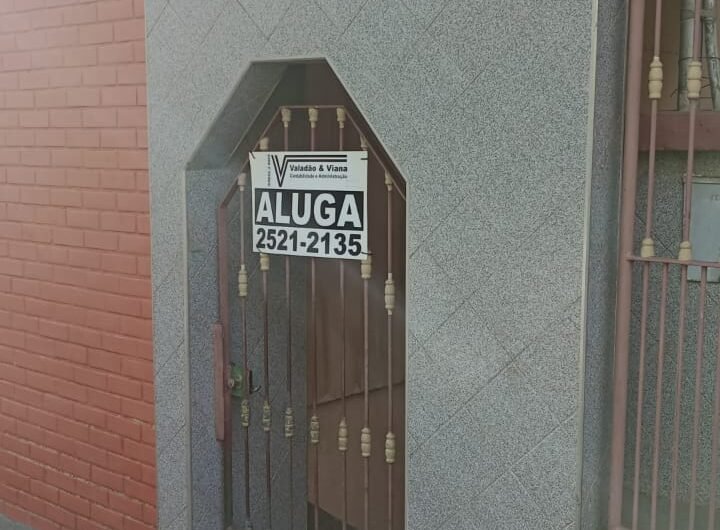 ALUGUEL – CASA 2 QUARTOS  (FUNDOS) – CATARCIONE – EM FRENTE À IGREJA PRESBITERIANA – EXCELENTE LOCALIZAÇÃO