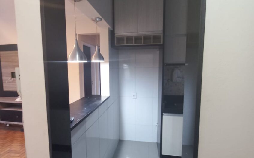 ALUGUEL – APARTAMENTO CONDOMÍNIO FECHADO -COM PLAYGROUND INFANTIL – 4º ANDAR – 2 QUARTOS – COM ESTACIONAMENTO – EXCELENTE LOCALIZAÇÃO