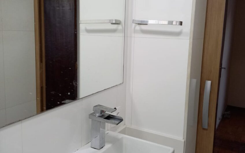 ALUGUEL – APARTAMENTO CONDOMÍNIO FECHADO -COM PLAYGROUND INFANTIL – 4º ANDAR – 2 QUARTOS – COM ESTACIONAMENTO – EXCELENTE LOCALIZAÇÃO