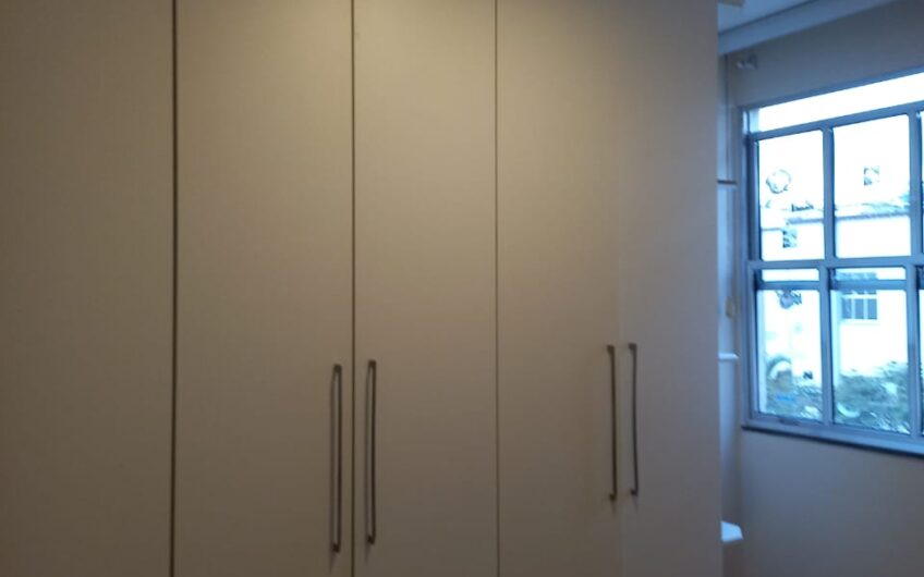 ALUGUEL – APARTAMENTO CONDOMÍNIO FECHADO -COM PLAYGROUND INFANTIL – 4º ANDAR – 2 QUARTOS – COM ESTACIONAMENTO – EXCELENTE LOCALIZAÇÃO