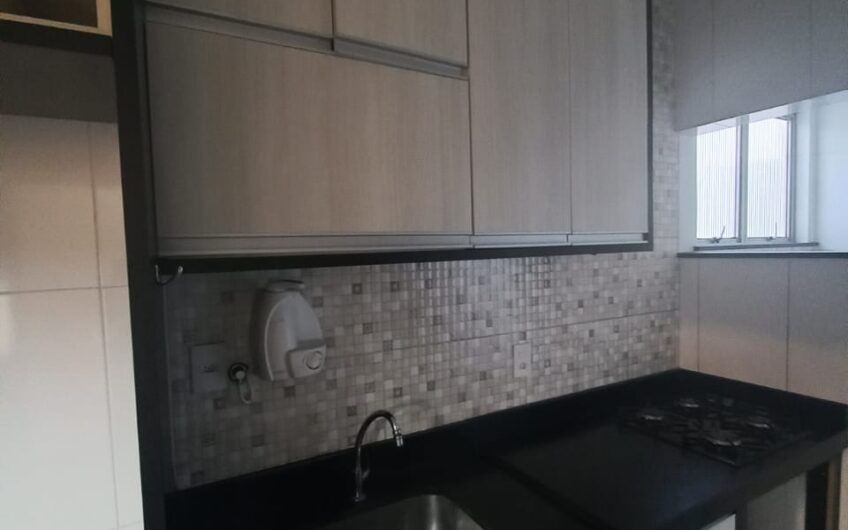 ALUGUEL – APARTAMENTO CONDOMÍNIO FECHADO -COM PLAYGROUND INFANTIL – 4º ANDAR – 2 QUARTOS – COM ESTACIONAMENTO – EXCELENTE LOCALIZAÇÃO