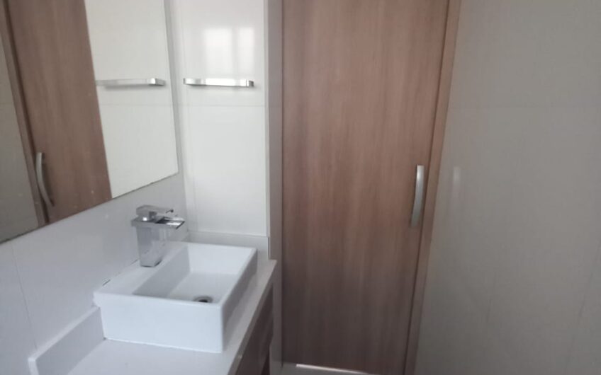 ALUGUEL – APARTAMENTO CONDOMÍNIO FECHADO -COM PLAYGROUND INFANTIL – 4º ANDAR – 2 QUARTOS – COM ESTACIONAMENTO – EXCELENTE LOCALIZAÇÃO