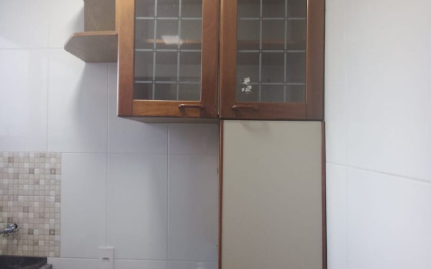 ALUGUEL – APARTAMENTO CONDOMÍNIO FECHADO -COM PLAYGROUND INFANTIL – 4º ANDAR – 2 QUARTOS – COM ESTACIONAMENTO – EXCELENTE LOCALIZAÇÃO