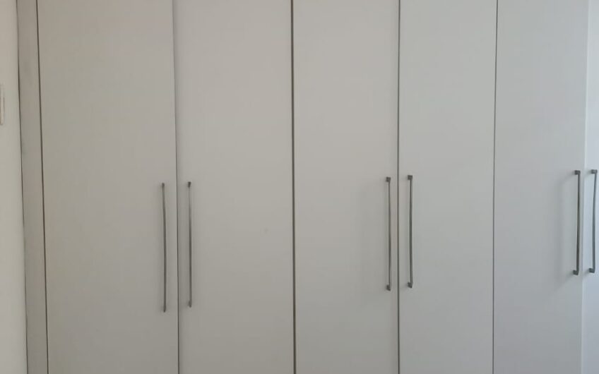ALUGUEL – APARTAMENTO CONDOMÍNIO FECHADO -COM PLAYGROUND INFANTIL – 4º ANDAR – 2 QUARTOS – COM ESTACIONAMENTO – EXCELENTE LOCALIZAÇÃO
