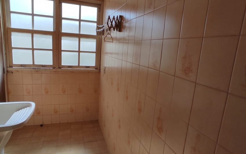 ALUGUEL – APARTAMENTO EM CONDOMÍNIO COM 2 QUARTOS E 2 BANHEIROS – 1º ANDAR – NÃO ACEITA ANIMAIS – COM GARAGEM – EXCELENTE LOCALIZAÇÃO
