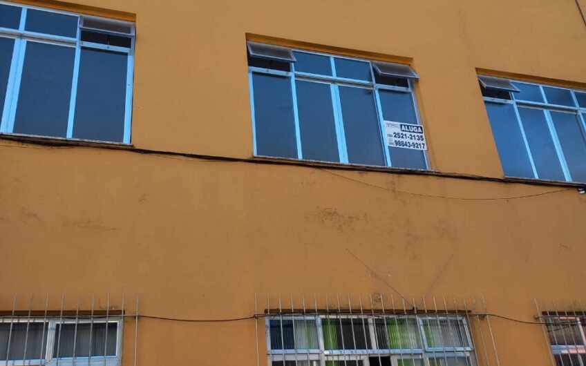 ALUGUEL – APARTAMENTO 2 QUARTOS – 2º ANDAR E DE FRENTE – RUA SEM SAÍDA – PRÓXIMO À ANTIGA FÁBRICA HAK – OLARIA- EM FRENTE À CRECHE ELZA MELHORANÇA