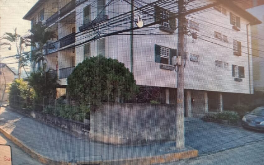 ALUGUEL – APARTAMENTO EM CONDOMÍNIO COM 2 QUARTOS E 2 BANHEIROS – 1º ANDAR – NÃO ACEITA ANIMAIS – COM GARAGEM – EXCELENTE LOCALIZAÇÃO