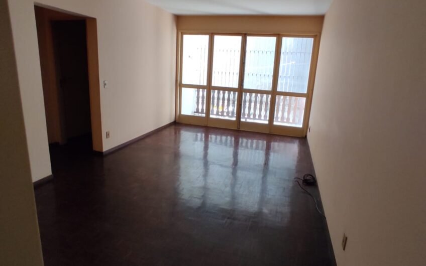 ALUGUEL – APARTAMENTO EM CONDOMÍNIO COM 2 QUARTOS E 2 BANHEIROS – 1º ANDAR – NÃO ACEITA ANIMAIS – COM GARAGEM – EXCELENTE LOCALIZAÇÃO