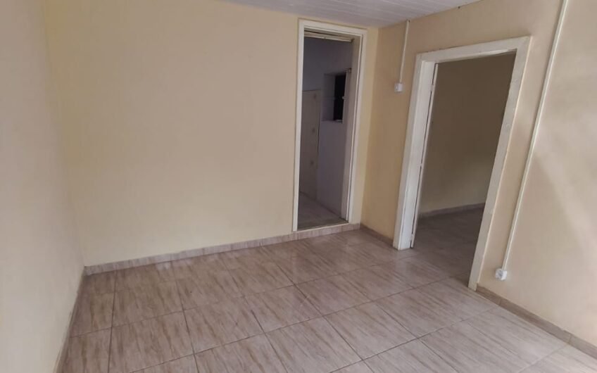 ALUGUEL – CASA 2 QUARTOS – RUA RAUL VEIGA ESQUINA COM RUA GUSTAVO LIRA – EXCELENTE LOCALIZAÇÃO