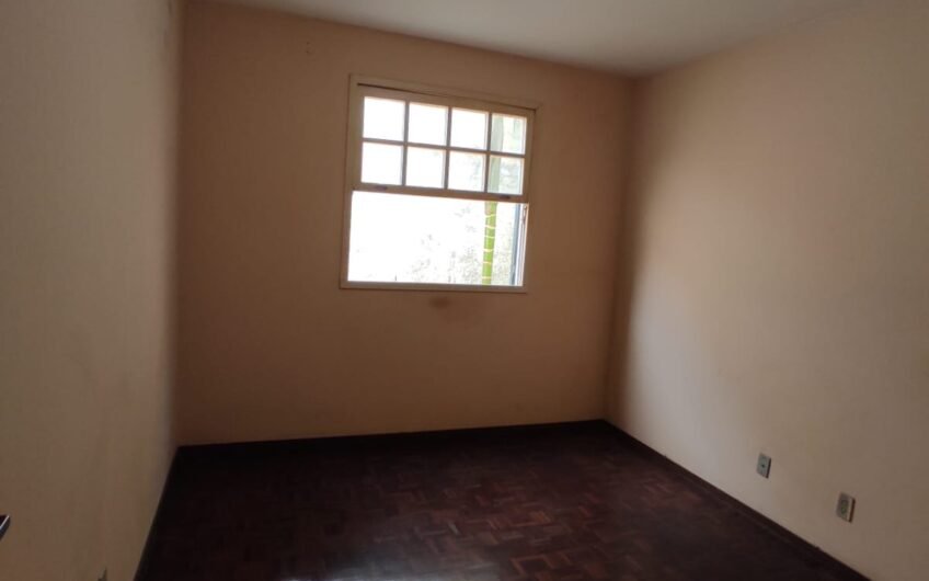 ALUGUEL – APARTAMENTO EM CONDOMÍNIO COM 2 QUARTOS E 2 BANHEIROS – 1º ANDAR – NÃO ACEITA ANIMAIS – COM GARAGEM – EXCELENTE LOCALIZAÇÃO