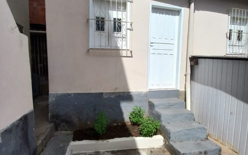 ALUGUEL – CASA 2 QUARTOS – RUA RAUL VEIGA ESQUINA COM RUA GUSTAVO LIRA – EXCELENTE LOCALIZAÇÃO