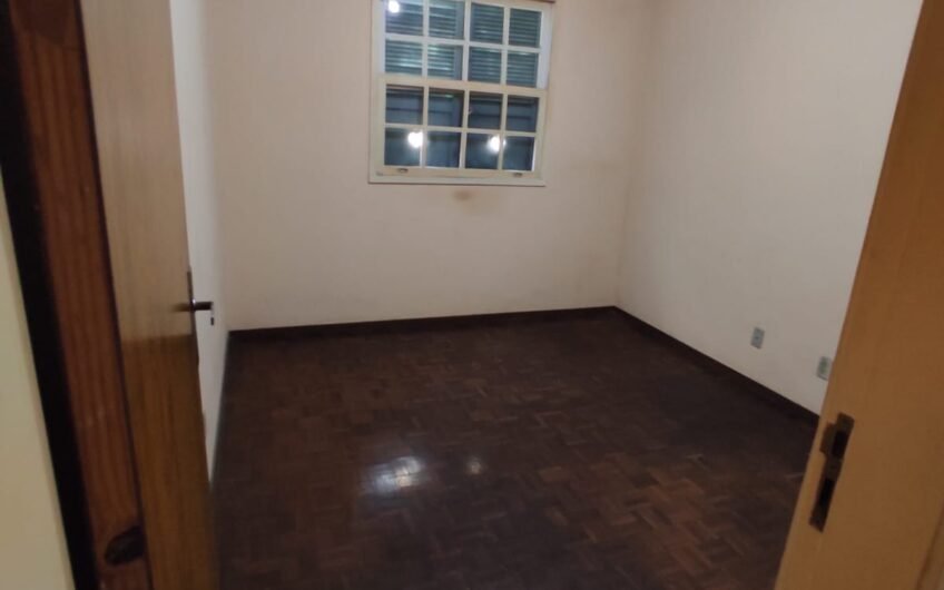 ALUGUEL – APARTAMENTO EM CONDOMÍNIO COM 2 QUARTOS E 2 BANHEIROS – 1º ANDAR – NÃO ACEITA ANIMAIS – COM GARAGEM – EXCELENTE LOCALIZAÇÃO