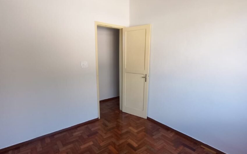 ALUGUEL – APARTAMENTO 2 QUARTOS – 2º ANDAR E DE FRENTE – RUA SEM SAÍDA – PRÓXIMO À ANTIGA FÁBRICA HAK – OLARIA- EM FRENTE À CRECHE ELZA MELHORANÇA