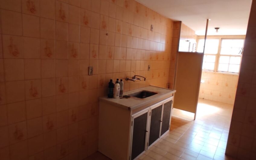 ALUGUEL – APARTAMENTO EM CONDOMÍNIO COM 2 QUARTOS E 2 BANHEIROS – 1º ANDAR – NÃO ACEITA ANIMAIS – COM GARAGEM – EXCELENTE LOCALIZAÇÃO