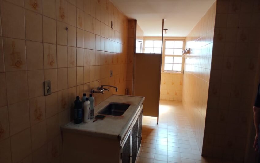 ALUGUEL – APARTAMENTO EM CONDOMÍNIO COM 2 QUARTOS E 2 BANHEIROS – 1º ANDAR – NÃO ACEITA ANIMAIS – COM GARAGEM – EXCELENTE LOCALIZAÇÃO