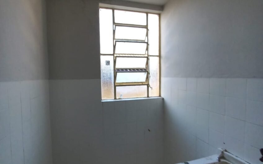ALUGUEL – APARTAMENTO 2 QUARTOS – 2º ANDAR E DE FRENTE – RUA SEM SAÍDA – PRÓXIMO À ANTIGA FÁBRICA HAK – OLARIA- EM FRENTE À CRECHE ELZA MELHORANÇA