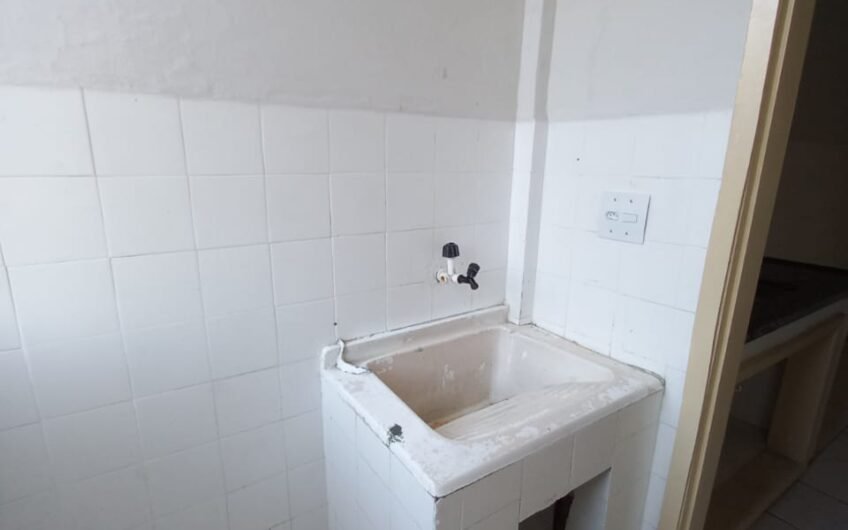 ALUGUEL – APARTAMENTO 2 QUARTOS – 2º ANDAR E DE FRENTE – RUA SEM SAÍDA – PRÓXIMO À ANTIGA FÁBRICA HAK – OLARIA- EM FRENTE À CRECHE ELZA MELHORANÇA
