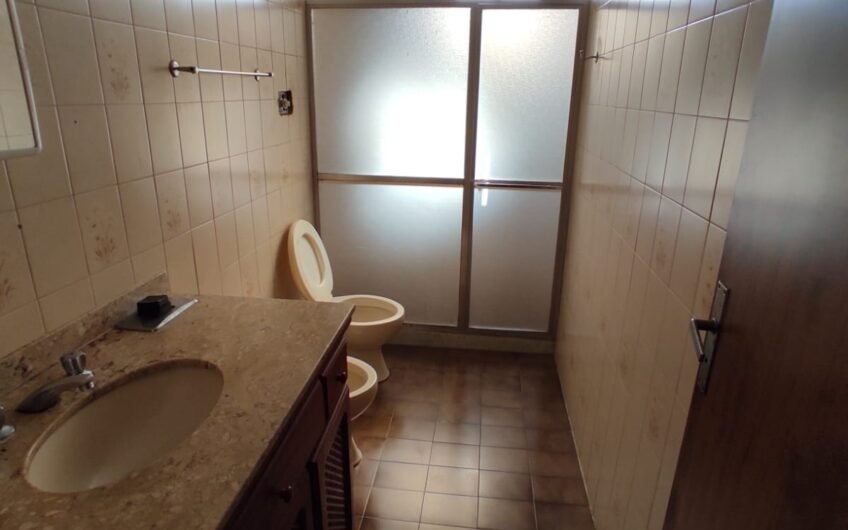 ALUGUEL – APARTAMENTO EM CONDOMÍNIO COM 2 QUARTOS E 2 BANHEIROS – 1º ANDAR – NÃO ACEITA ANIMAIS – COM GARAGEM – EXCELENTE LOCALIZAÇÃO